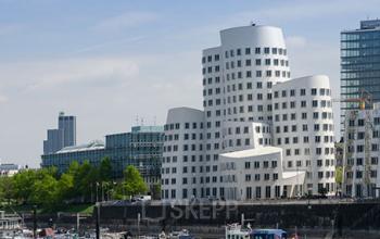 Beeindruckende Außenansicht des Bürogebäudes in Düsseldorf-Medienhafen