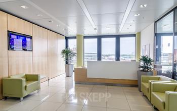 Moderner Empfangsbereich des Business Centers in Düsseldorf, Medienhafen