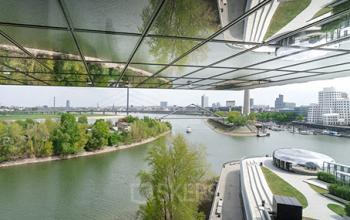 Eindrucksvoller Ausblick des Bürogebäudes in Düsseldorf Medienhafen