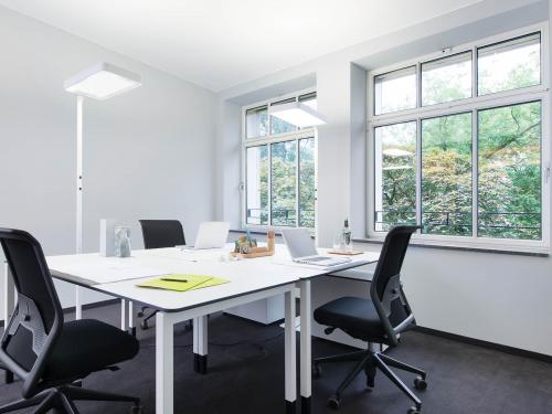 Helles Büro in Düsseldorf mit moderner Einrichtung