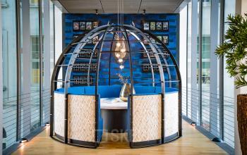 Moderne und stilvolle Bürofläche zur Miete am Graf-Adolf-Platz 15 in Düsseldorf Altstadt-Königsallee, mit einem einzigartigen, kugelförmigen Besprechungsraum.