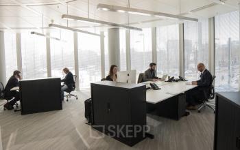 Modernes Büro am Graf-Adolf-Platz 15 in Düsseldorf Altstadt (Königsallee) mit Personen, die geschäftliche Aktivitäten an Schreibtischen durchführen.