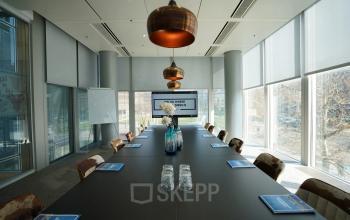 Moderner Konferenzraum im Büro am Graf-Adolf-Platz 15, Düsseldorf Altstadt (Königsallee) mit großen Fenstern und Blick auf den Außenbereich, ideal zum Bürofläche mieten.