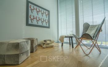 Büroraum mieten in Graf-Adolf-Platz 15, Düsseldorf Altstadt (Königsallee), mit modernen Möbeln, natürlichem Licht und stilvollem Dekor.