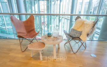 Moderne Sitzecke mit zwei Sesseln und einem Tisch im Bürogebäude Graf-Adolf-Platz 15, Düsseldorf Altstadt (Königsallee).