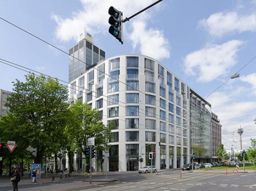 Beeindruckende Außenansicht der Immobilie an der Königsallee in Düsseldorf