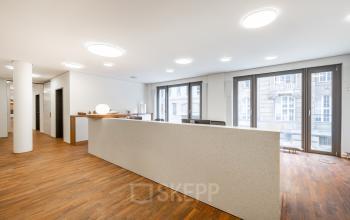 Modernes Büro in Breite Straße 3, Düsseldorf Altstadt (Königsallee) mit hellem Empfangsbereich und großen Fenstern, ideal für Büro mieten