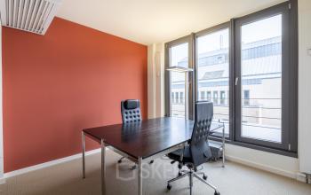 Modernes Büro zur Miete in Breite Straße 3, Düsseldorf Altstadt mit Schreibtischen, Stühlen und großen Fenstern.