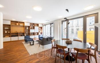 Modernes Büro in der Breite Straße 3, Düsseldorf, mit Tischen und Stühlen, ideal zum Bürofläche mieten.