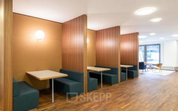 Modernes Büro in Breite Straße 3, Düsseldorf Altstadt, mit Sitznischen und Holzakzenten. Ideal für Arbeits- und Pausenbereiche. Bürofläche mieten verfügbar.