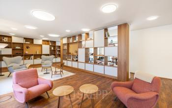 Komfortabler Büroraum in der Breite Straße 3, Düsseldorf Altstadt, mit moderner Ausstattung und freundlichen Sitzgelegenheiten.