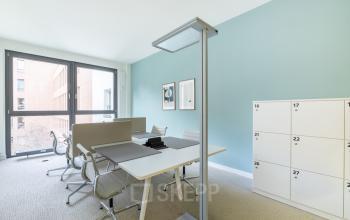 Moderner Büroraum mit Schreibtischen, Stühlen und Schließfächern in der Breite Straße 3, Düsseldorf Altstadt (Königsallee).