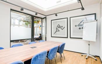 Konferenzraum im Büro in Grünstraße 15, Düsseldorf Altstadt mit großem Holztisch und blauen Stühlen.