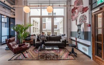 Moderner Büroraum mieten in der Grünstraße 15, Düsseldorf Altstadt (Königsallee) mit stilvollen Möbeln und großen Fenstern.