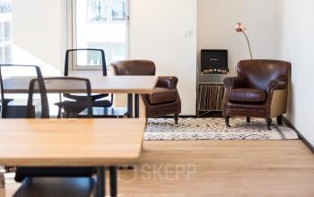 Büroraum mieten in der Grünstraße 15, Düsseldorf Altstadt, mit modernen Möbeln und Sitzecke.