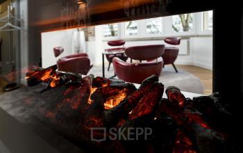 Moderner Büroraum mit roten Ledersesseln in der Königsallee 27, Düsseldorf Altstadt. Große Fenster sorgen für viel Licht. Perfekte Gelegenheit, einen Büroraum zu mieten.