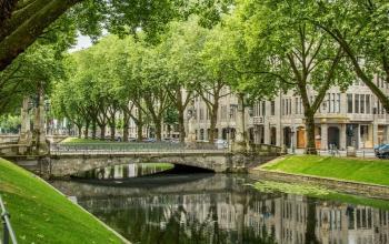 Bild der Königsallee 27 in Düsseldorf Altstadt, ideal für Büros zur Miete mit ansprechender Außenansicht und grüner Umgebung.