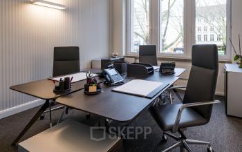 Moderner Büroraum in der Königsallee 27, Düsseldorf Altstadt, mit stilvollen Möbeln und Ausblick auf die Stadt, perfekt um Bürofläche zu mieten.