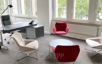 Modernes Büro in der Königsallee 27, Düsseldorf Altstadt, mit stilvollen Sesseln und einem Schreibtisch. Perfekt, um Bürofläche zu mieten.