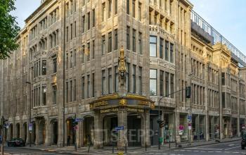 Außenansicht des Bürogebäudes an der Königsallee 27 in der Düsseldorfer Altstadt, ideal um Büroraum zu mieten.