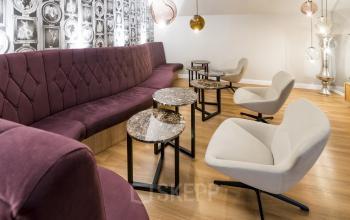 Gemütliche Lounge im Bürogebäude Königsallee 27 in Düsseldorf Altstadt mit modernen Sitzgelegenheiten und stilvollem Design, ideal zum Büroraum mieten.