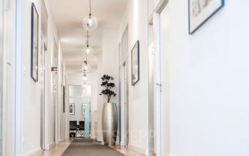 Schlichtes Büro in der Königsallee 27, Düsseldorf Altstadt: Ein heller Flur mit edler Beleuchtung und stilvollen Elementen. Ideal für büroraum mieten.