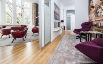 Modern eingerichteter Büroraum in Düsseldorf Altstadt, Königsallee, mit eleganten Sitzbereichen und großen Fenstern. Ideal zum Bürofläche mieten.