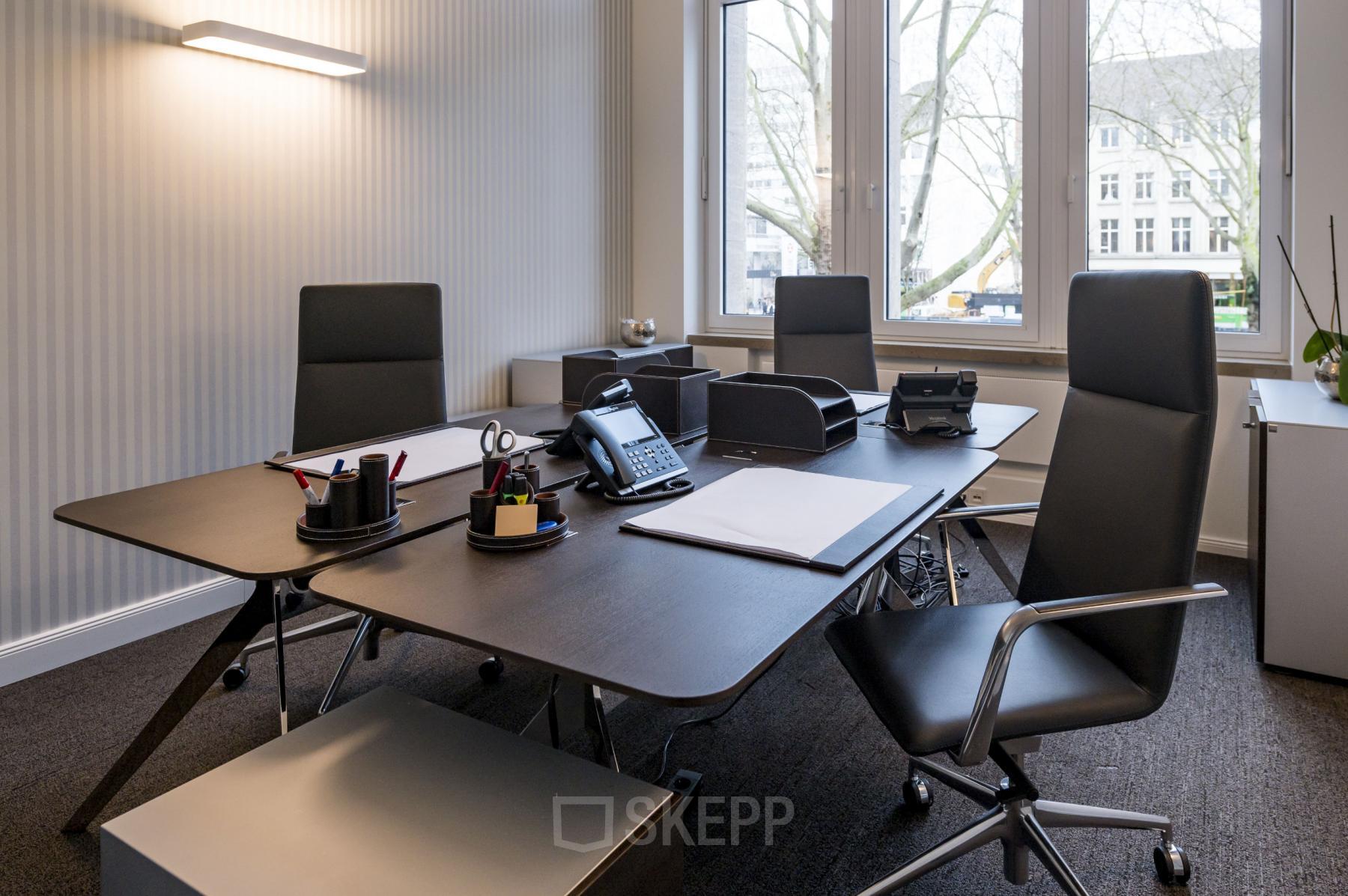 Moderner Büroraum in der Königsallee 27, Düsseldorf Altstadt, mit stilvollen Möbeln und Ausblick auf die Stadt, perfekt um Bürofläche zu mieten.