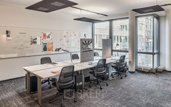 Büro in der Kaistraße 5, Düsseldorf Bilk mit modernen Arbeitsplätzen, Stühlen, Whiteboard und großen Fenstern.