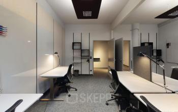 Büroraum mieten in der Kaistraße 5, Düsseldorf Bilk mit modernen Arbeitsplätzen und Lampen.