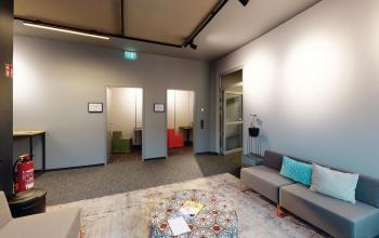 Büroraum mieten in Kaistraße 5, Düsseldorf Bilk mit modernen Sitzgelegenheiten und Wartebereich.