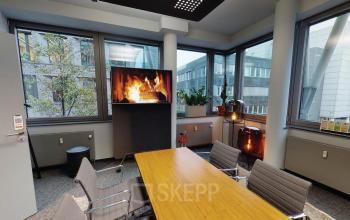 Büroraum in Kaistraße 5, Düsseldorf Bilk, mit großen Fenstern und modernen Möbeln.