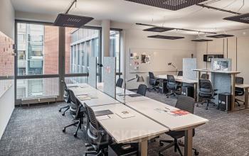 Modernes Büro in Kaistraße 5, Düsseldorf Bilk mit großen Schreibtischen, ergonomischen Stühlen und viel natürlichem Licht. Ideal für büroraum mieten.