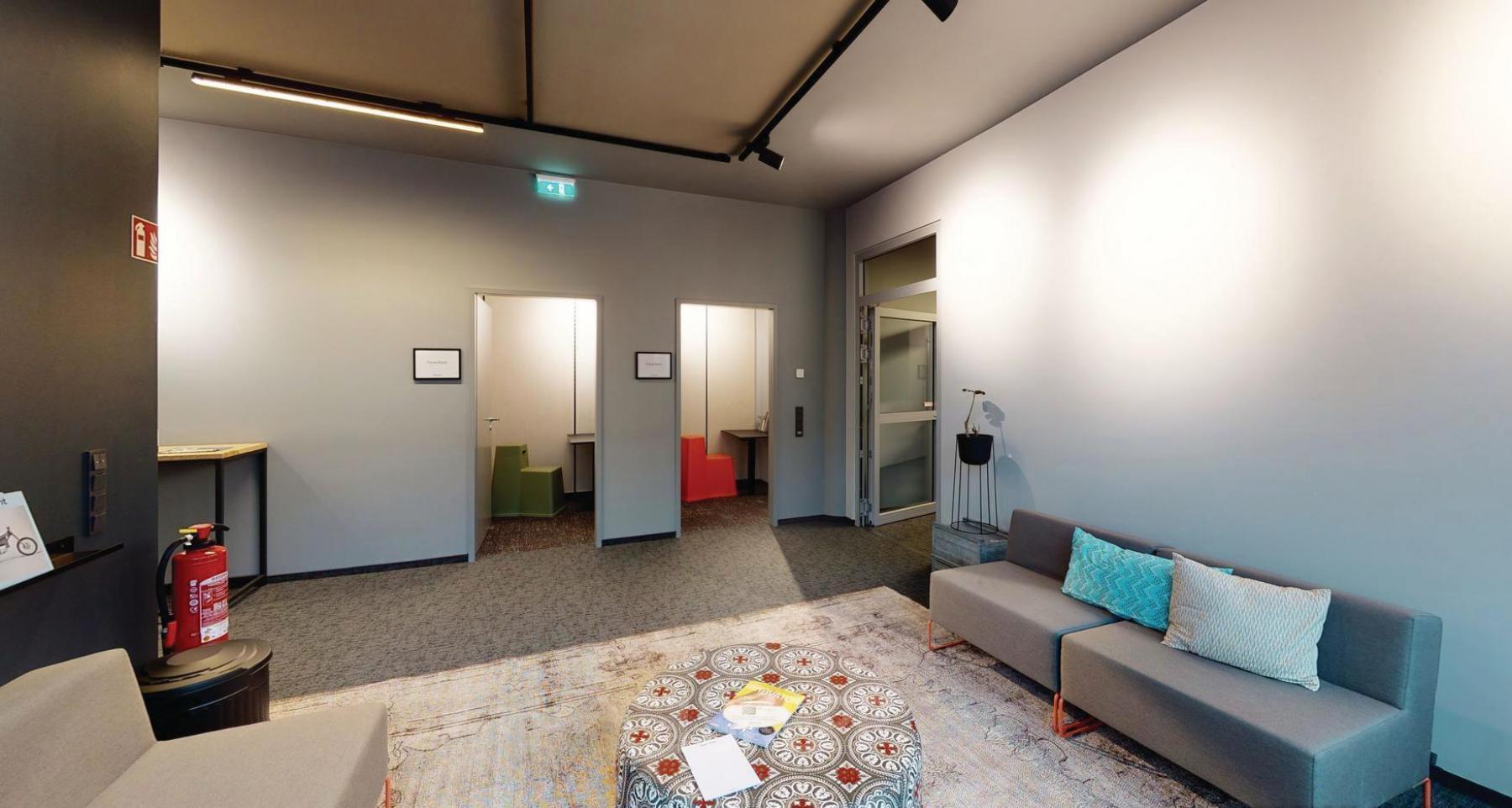 Büroraum mieten in Kaistraße 5, Düsseldorf Bilk mit modernen Sitzgelegenheiten und Wartebereich.