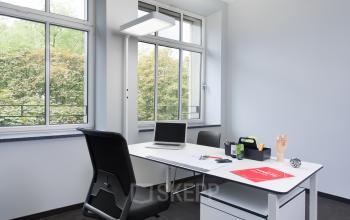 Fester Arbeitsplatz mit weißem Schreibtisch und toller Aussicht