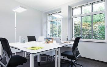 Helles Büro mit moderner Einrichtung und viel Lichteinfall
