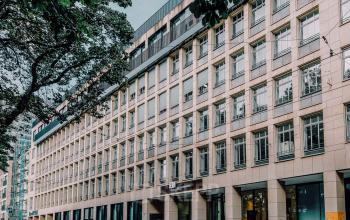 Außenansicht Bürogebäude mit imposanter Fassade