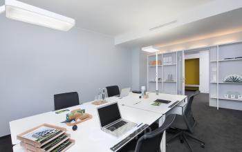 Geräumiges Büro mit angrenzendem Flur und Regalen als Ablagemöglichkeit