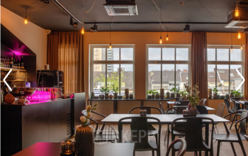 Stylische Eventfläche mit beleuchteter Bar
