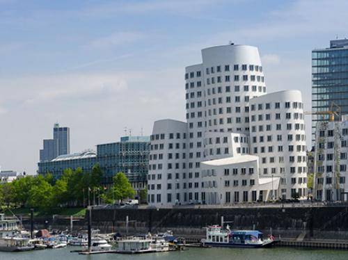 Beeindruckende Außenansicht des Bürogebäudes in Düsseldorf-Medienhafen
