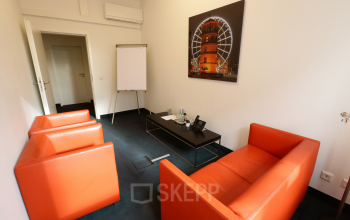 Moderne Business Lounge im Bürogebäude in Düsseldorf
