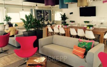 Modern lounge area designed for comfort in Ede office space rental at Galvanistraat 1, with plush seating and vibrant decor.