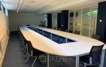 Modern conference room ready for business meetings available for office space rental at Galvanistraat 1, Ede.