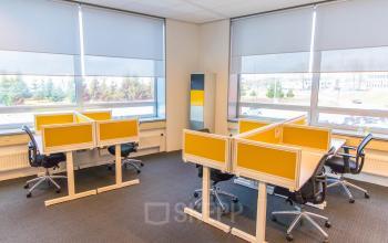 Bright furnished office space at Flight Forum 40, Eindhoven Airport, featuring modern workstations and large windows for natural light. Ideal for businesses seeking flexible office space rental.