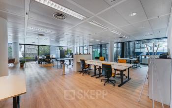 Spacious, bright office space featuring modern furniture at Flight Forum 760-780, Eindhoven Airport, ideal for flexible office space rental. Highlighted with abundant natural light from large windows and clean, open design.
