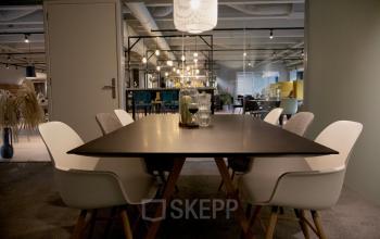 Modern meeting room at Eindhoven Airport's Flight Forum 760-780, featuring a sleek conference table and stylish chairs, ideal for business discussions. Enhance your meetings with available office space rental options.