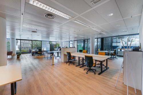 Spacious, bright office space featuring modern furniture at Flight Forum 760-780, Eindhoven Airport, ideal for flexible office space rental. Highlighted with abundant natural light from large windows and clean, open design.