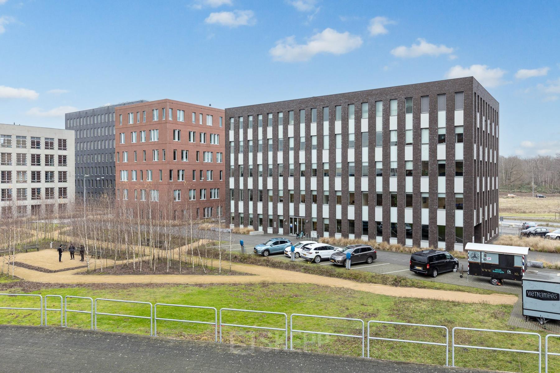Exterior view of office buildings at Flight Forum 760-780 in Eindhoven Airport, Eindhoven. Modern design with large windows and parking space. Ideal location for office space rental.