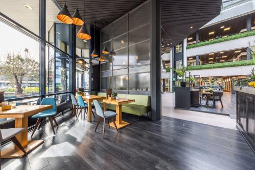 Modern furnished office space at Eindhoven Airport with stylish seating and ample natural light, perfect for rent office space enthusiasts seeking a vibrant workspace environment.