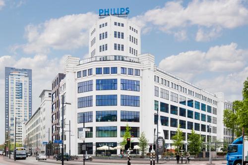 Exterior view of the historic Lichttoren building in Eindhoven Center, offering office space rental opportunities.